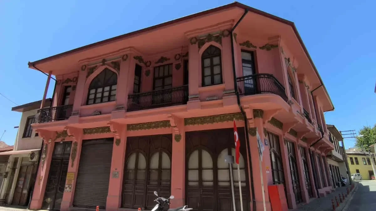 Antalyalı Hacı Hüseyin Bey'in Ödemiş'teki 100 yıllık oteli misafir ağırlamaya devam ediyor