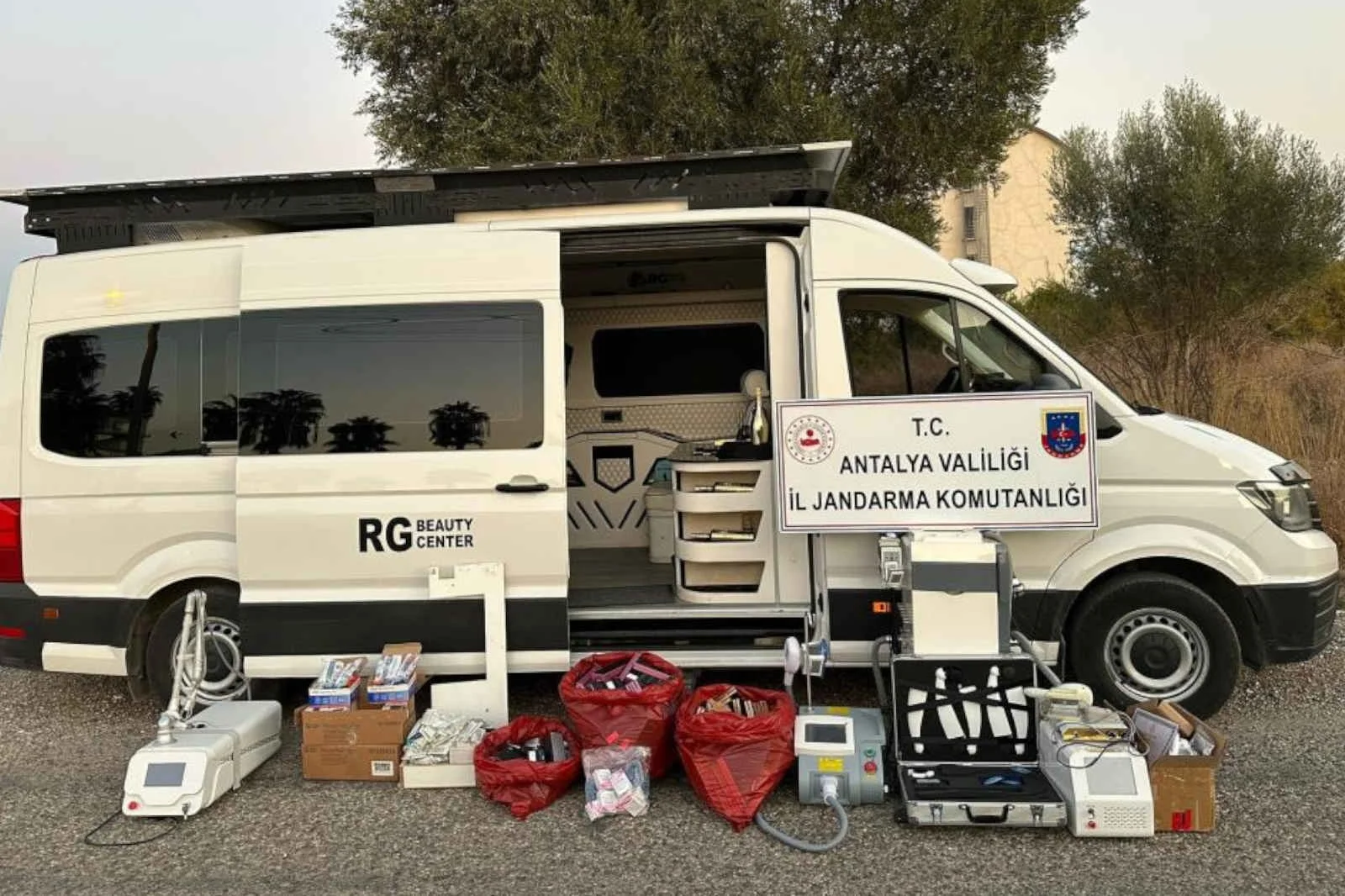 Antalya’da 2.5 milyon TL’lik karavanla botoks yapan sahte doktor yakalandı
