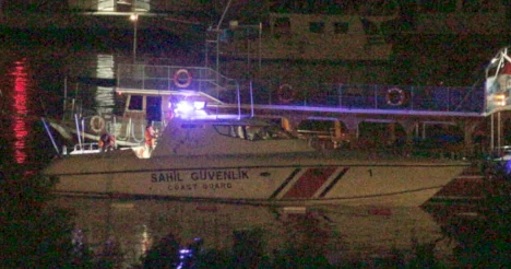 Tur teknesi karaya oturdu turistleri Sahil Güvenlik kurtardı