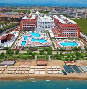 Royal Wings ve Royal Taj Mahal kullandığı enerjinin %100’ünü güneşten elde ediyor