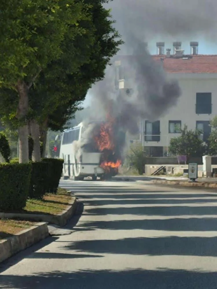 Otel servisi hareket halindeyken yanmaya başladı