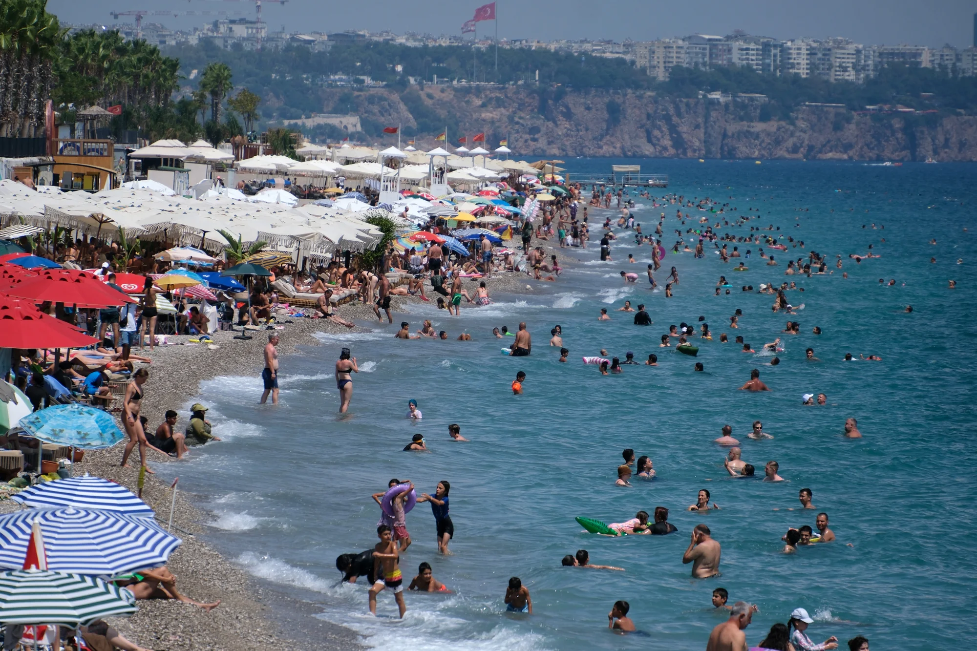 Antalya’da nem oranı %70’e sıcaklık 42 dereceye ulaştı