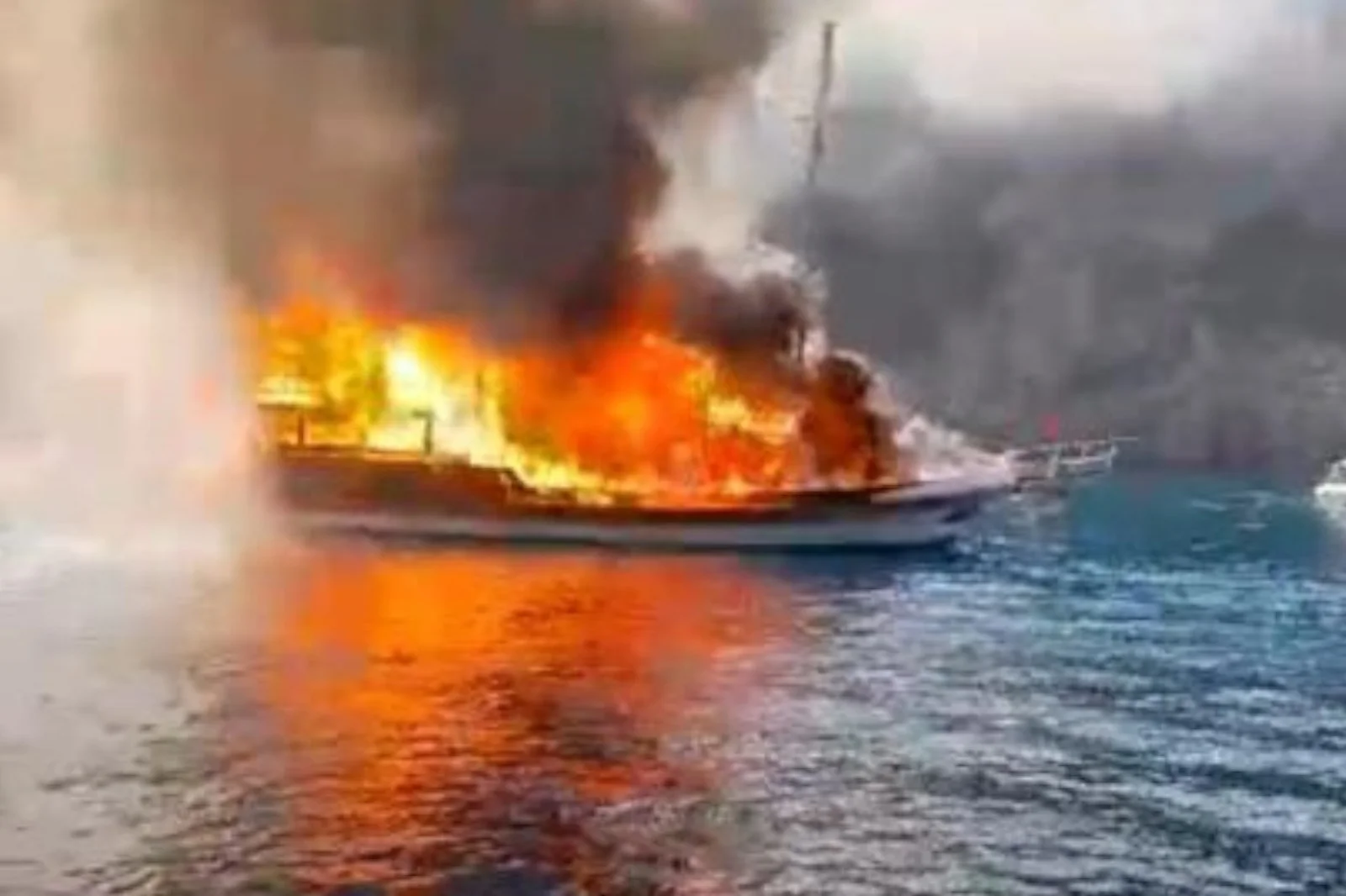 34 yolcusu bulunan gezi teknesi alev topuna döndü