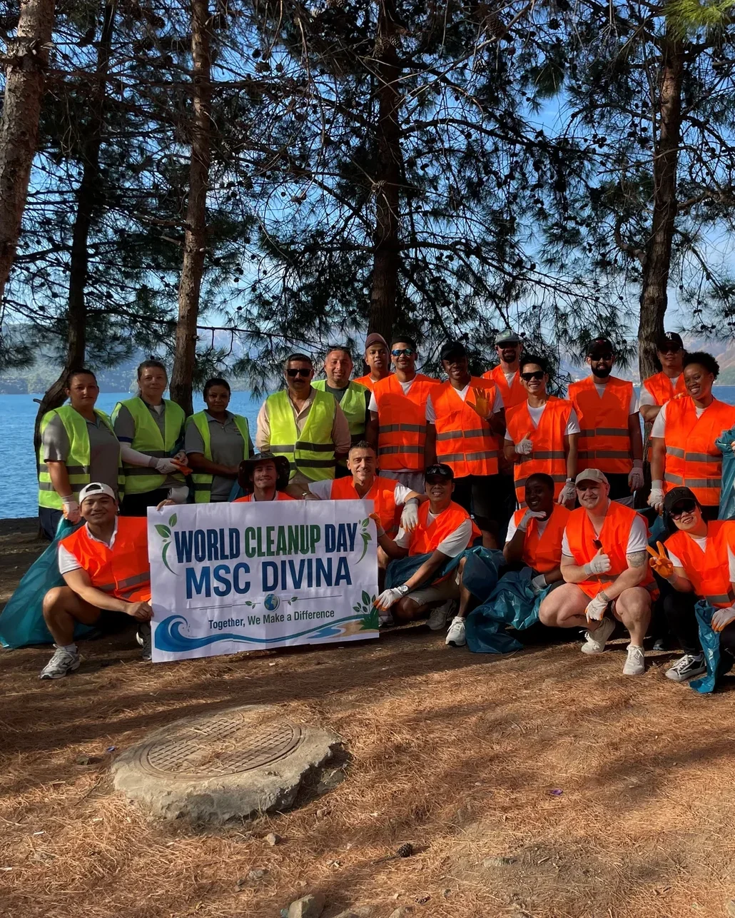 MSC Divina mürettebatı Marmaris’te çevre temizliği yaptı