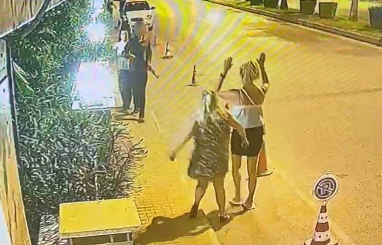 Antalya'da otel personeli uzun namlulu sahte silahla caddede gezdi Jandarma otelin lojmanına operasyon düzenledi
