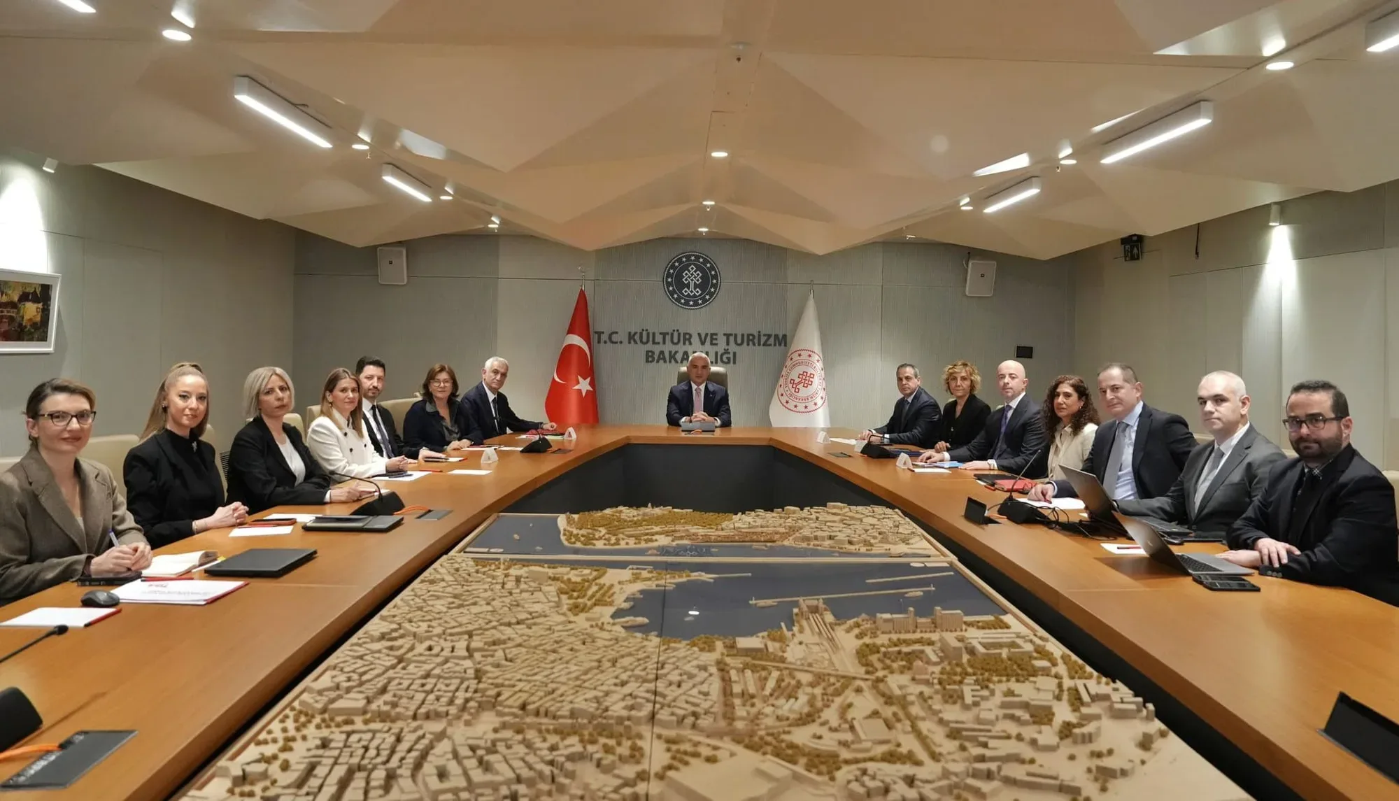 Turizm Bakanı Ersoy, sektör temsilcileriyle son gelişmeleri değerlendirdi
