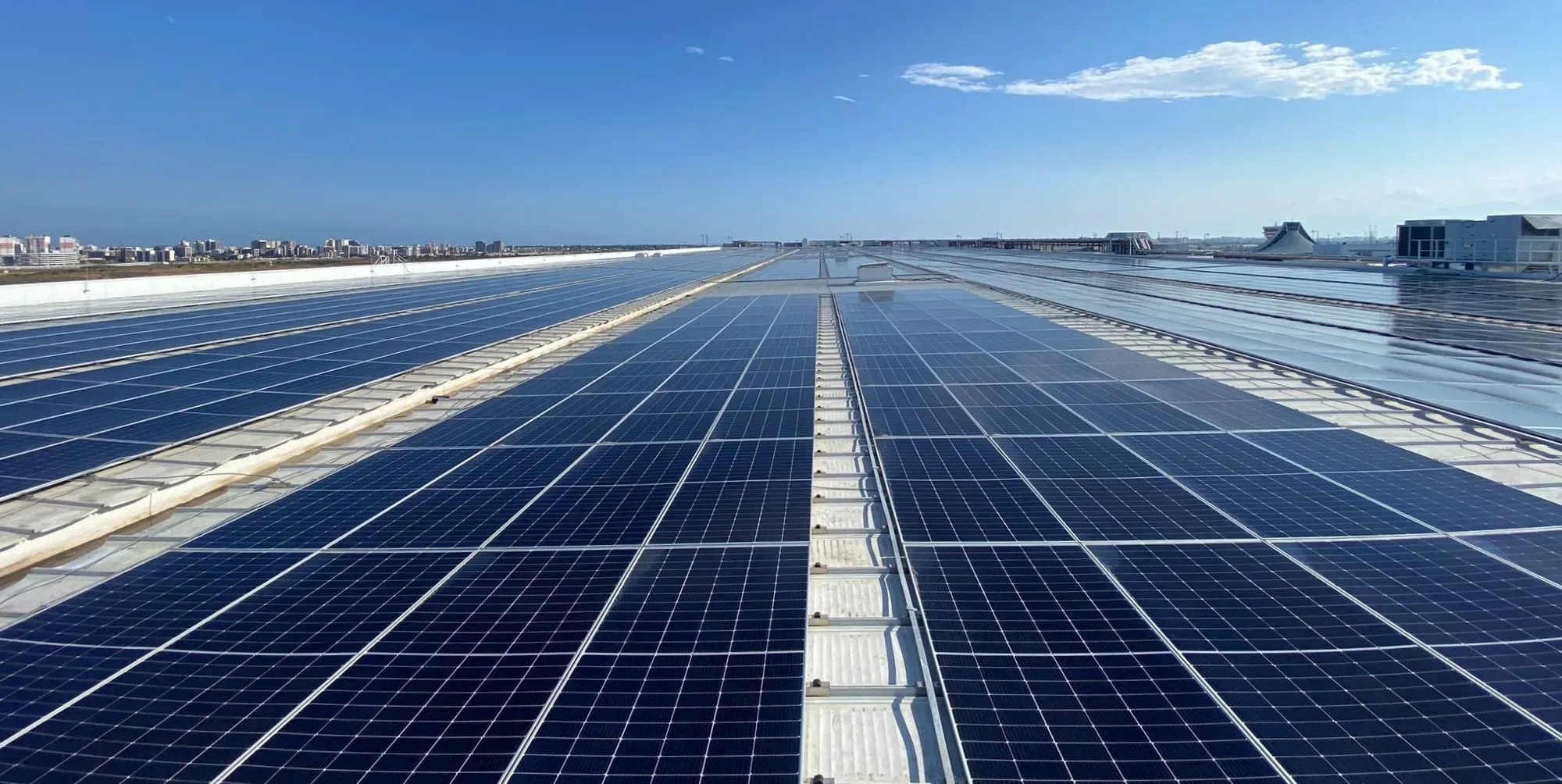 Fraport TAV Antalya Havalimanı’ndan yenilenebilir enerji hamlesi: Terminal-2 çatısında Güneş Enerjisi Santrali