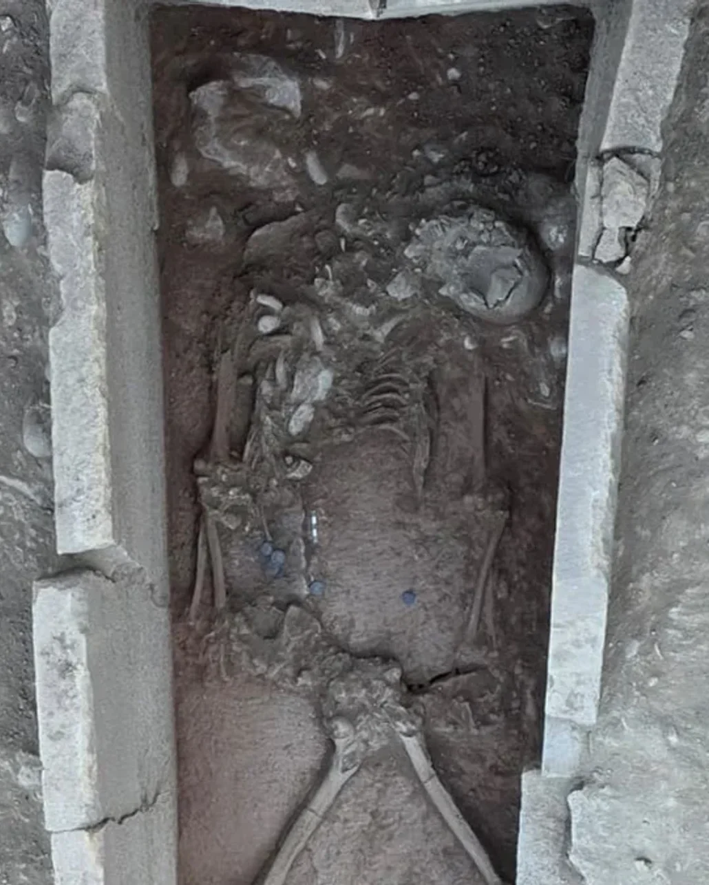 Aspendos'ta 2 bin 400 yıllık güreşçi mezarı keşfedildi