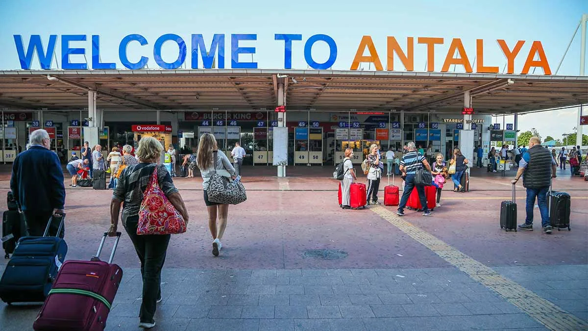 Antalya'da sezon bitmiyor: Hava yoluyla günde 30 bin turist geliyor