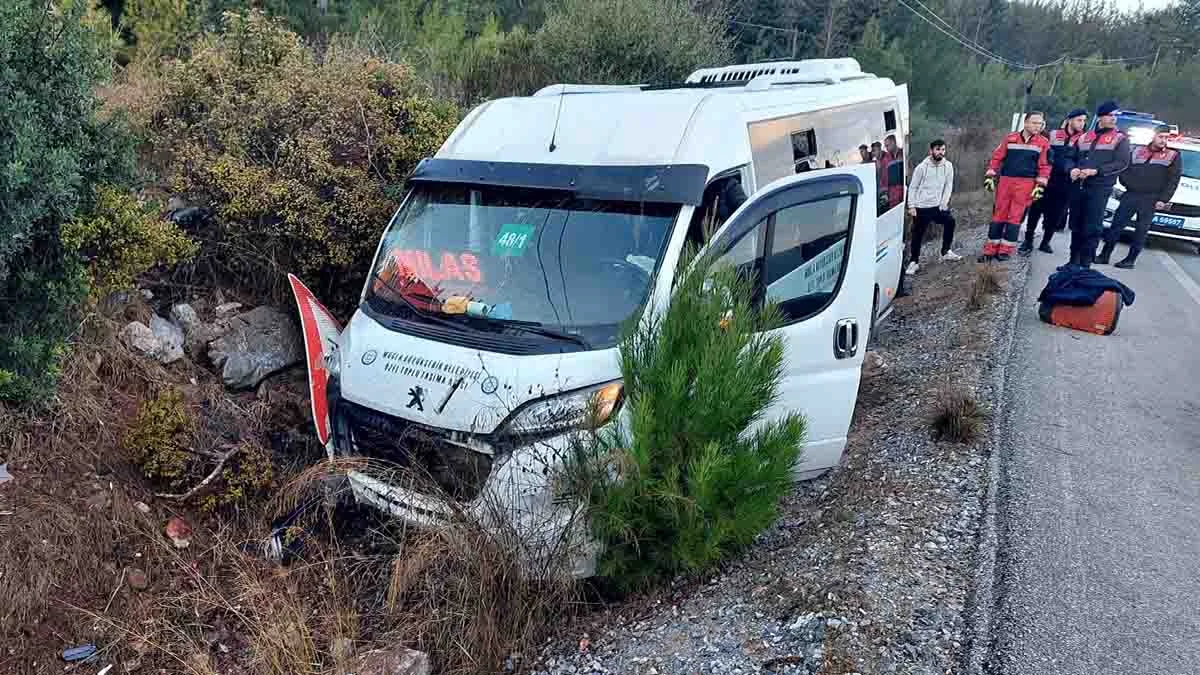 Yolcu minibüsü, şarampole düştü: 8 yaralı