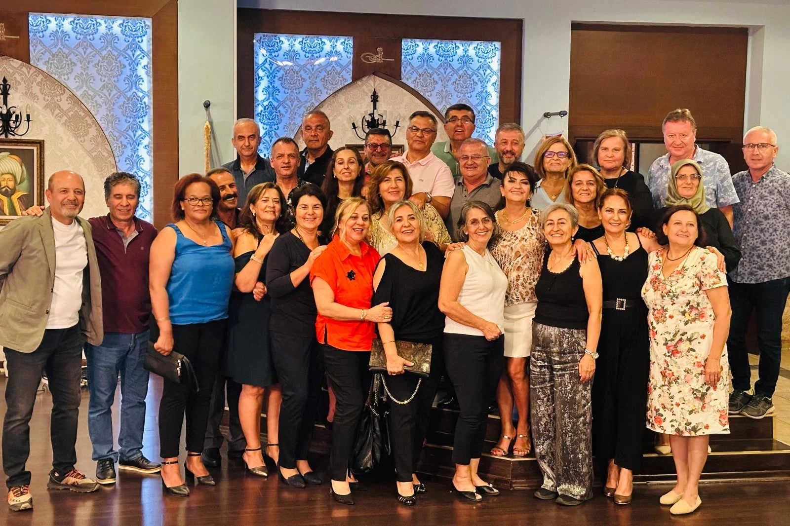 Antalyalı turizmci, 42 yıl sonra okul arkadaşlarını bir araya getirdi
