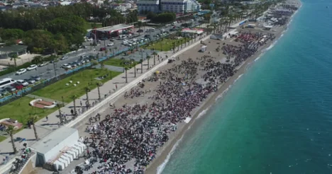 Antalya’nın ünlü sahili Konyaaltı'nda 30 bin öğrenci aynı anda kitap okudu