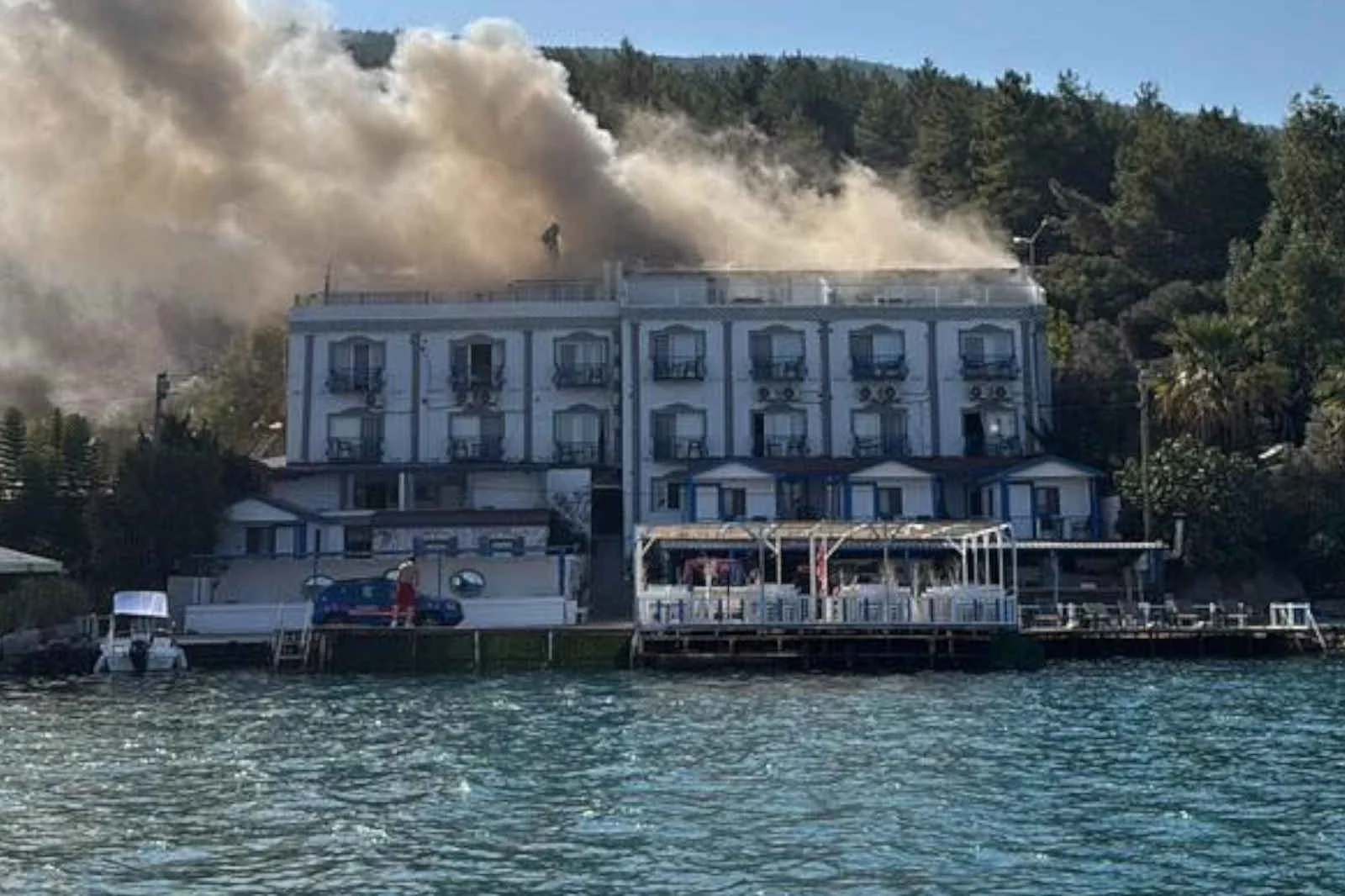 Otelde yangın paniği: 2 kişi mahsur kaldı