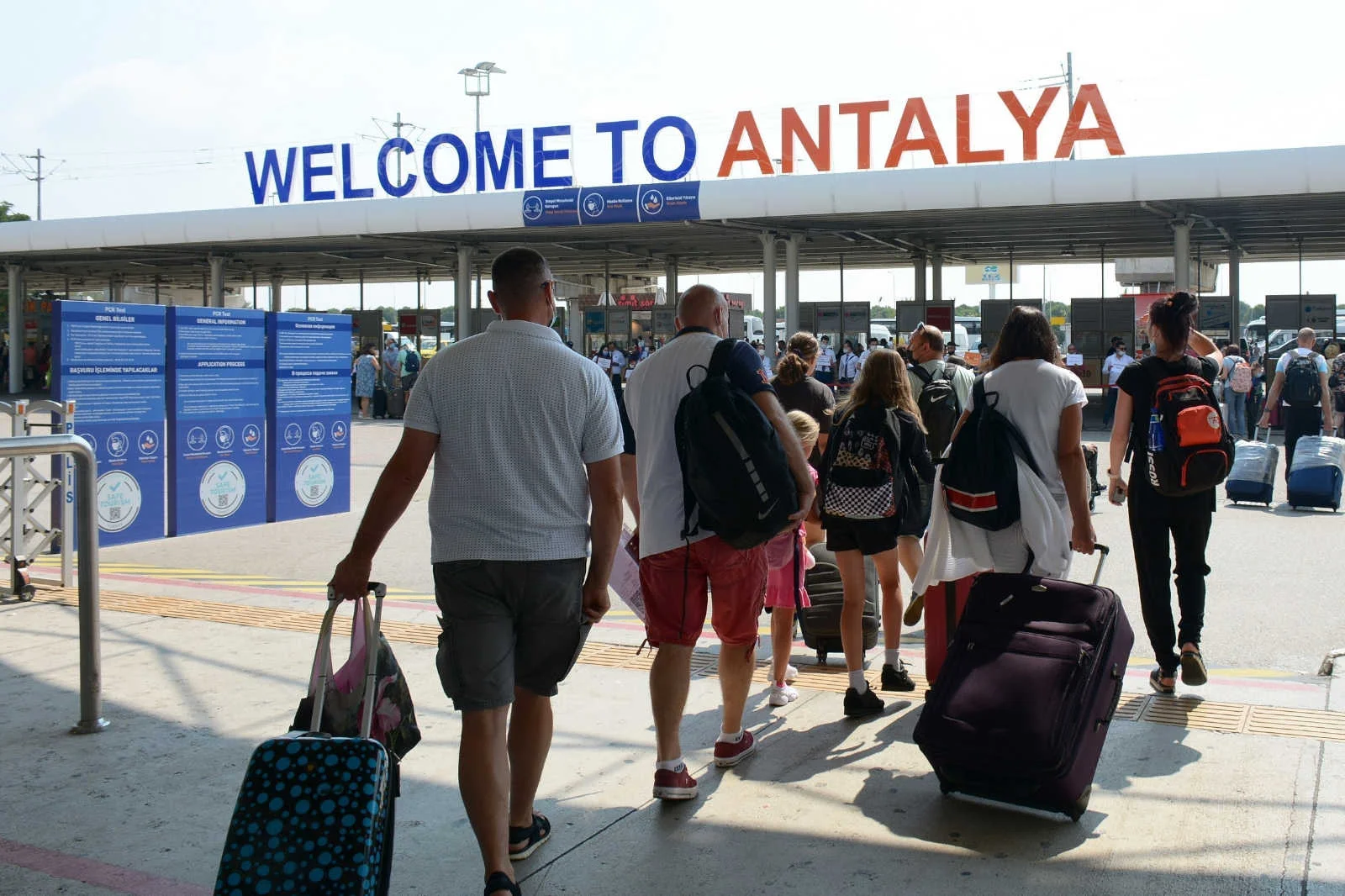 Ulaştırma Bakanı duyurdu: “Antalya Havalimanı’nda uçak ve yolcu rekoru kırdık”