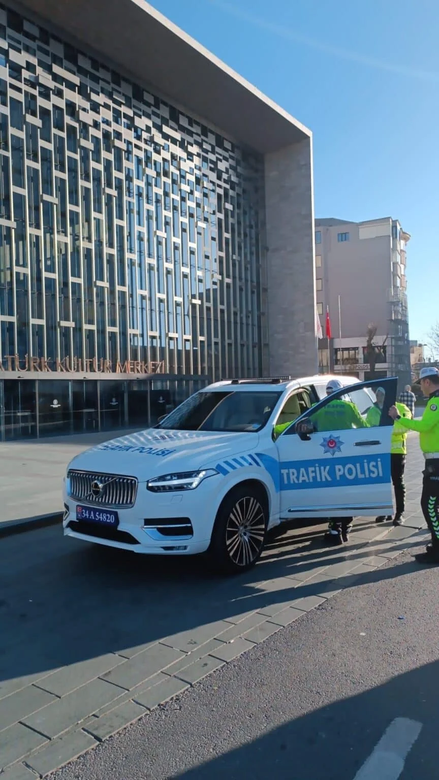 Suç örgütlerinin lüks araçları polis otosu oldu: Turistler büyük ilgi gösterdi