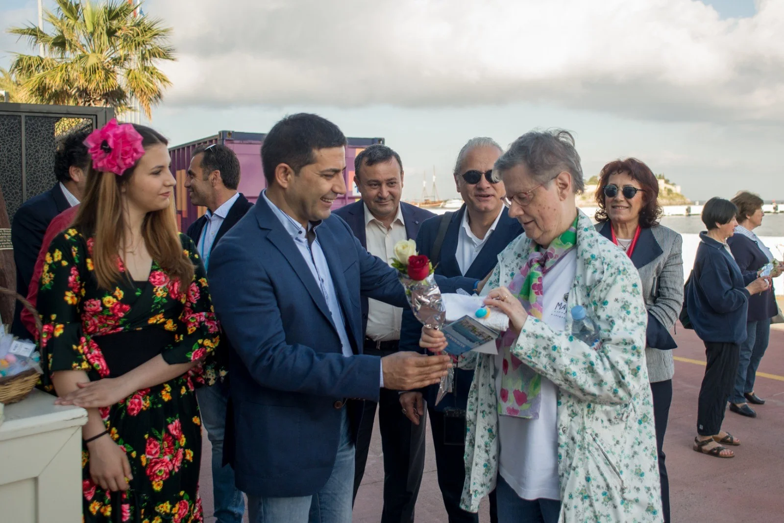 Belediye Başkanı, zengin turistleri çiçeklerle karşıladı