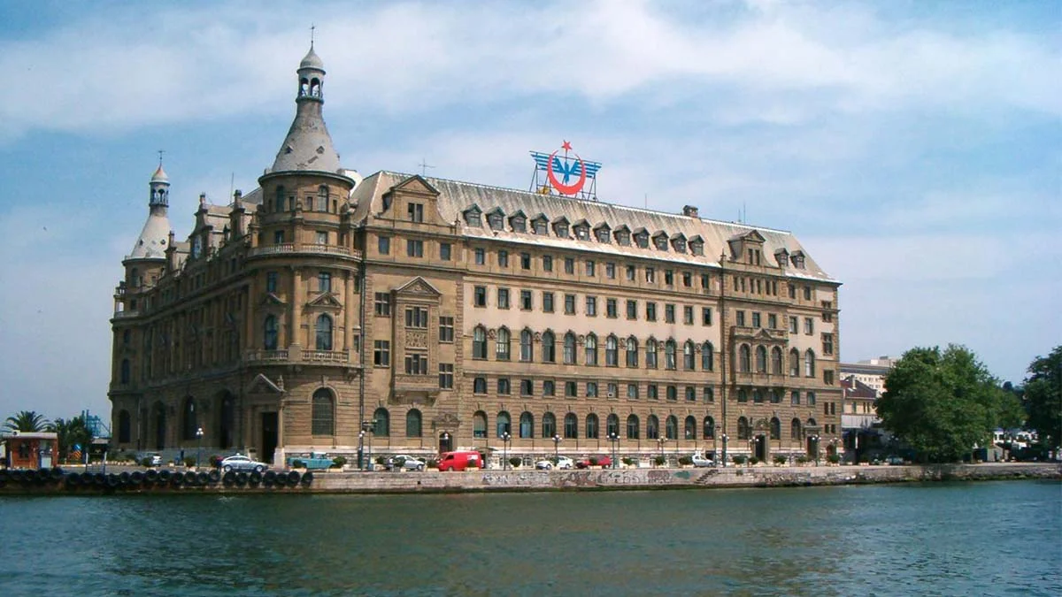 Bakan Ersoy: “Haydarpaşa Garı asla AVM ve otel olmayacak”