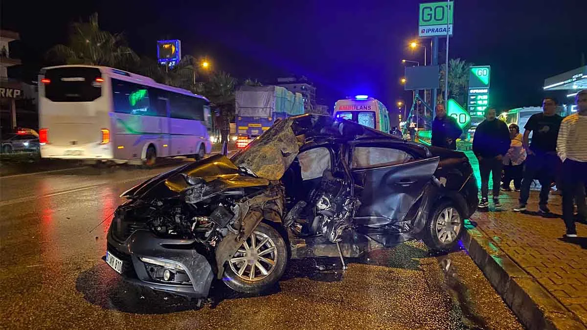 Antalya'da tur otobüsü otomobille çarpıştı: 20 yaşındaki sürücü hayatını kaybetti