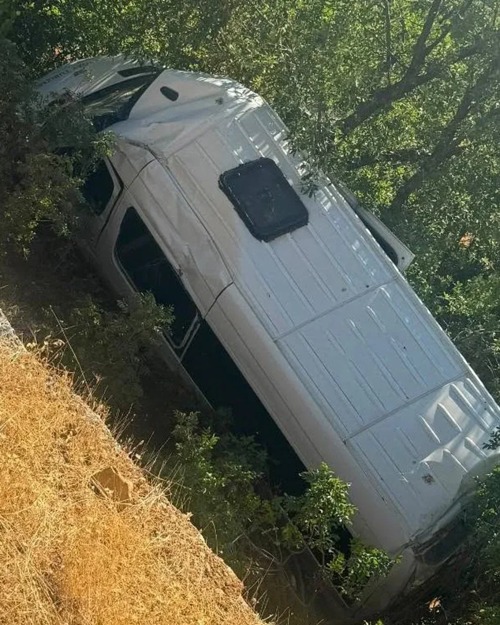 Turistleri taşıyan minibüs devrildi: 13 yaralı