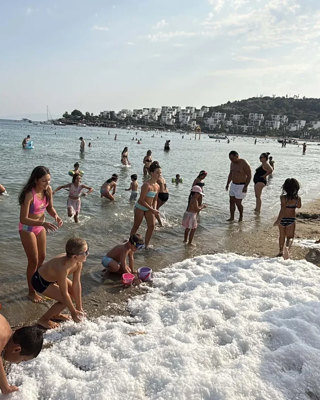 Bodrum’da sahile dökülen 2 ton buzla serinlediler