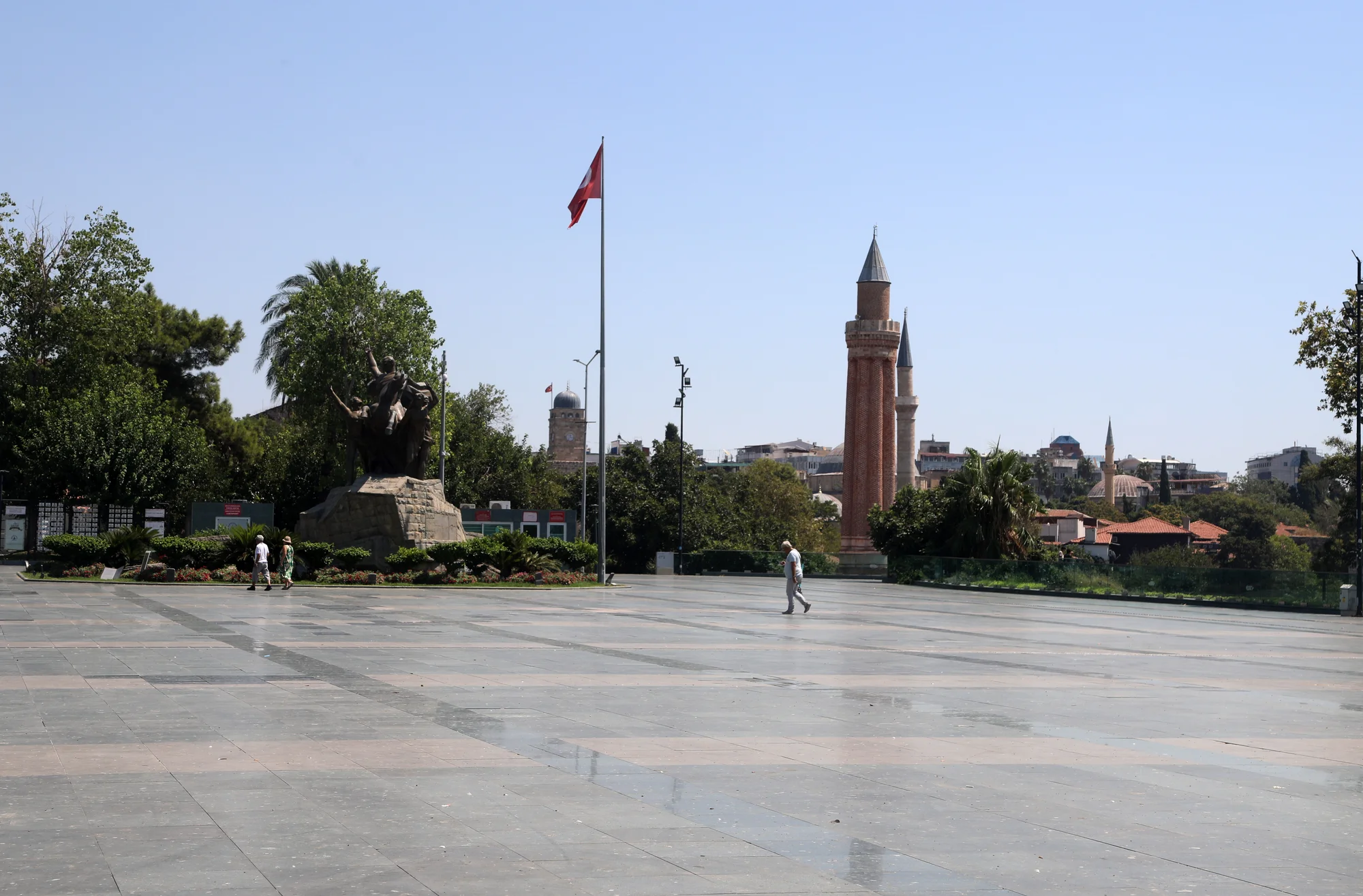 Antalya'da termometreler 40 dereceyi gösterdi, kent merkezi boş kaldı