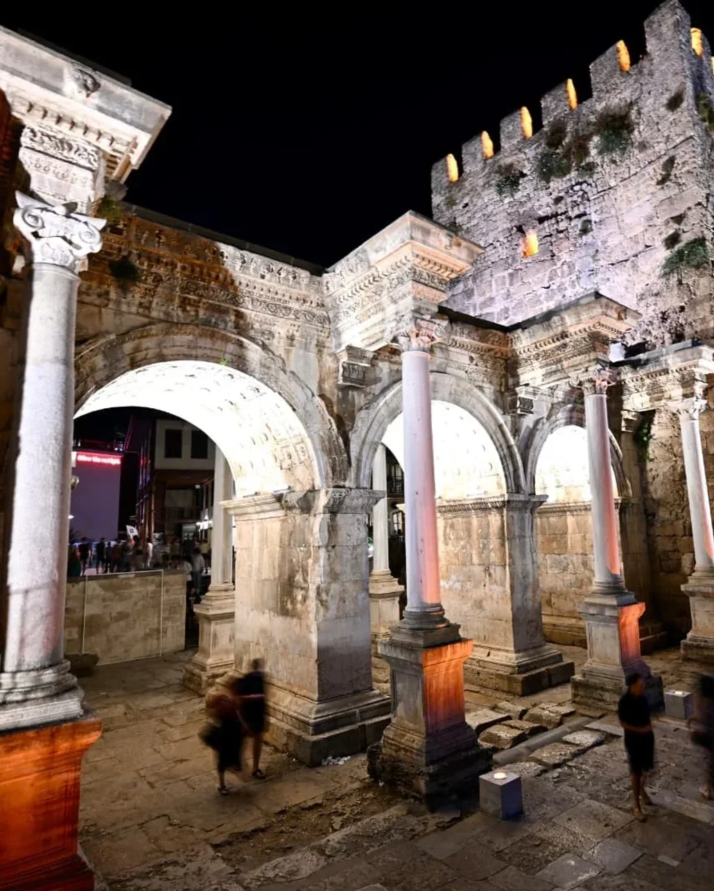 Antalya'nın tarihi kapısı artık gece de ışıldayacak
