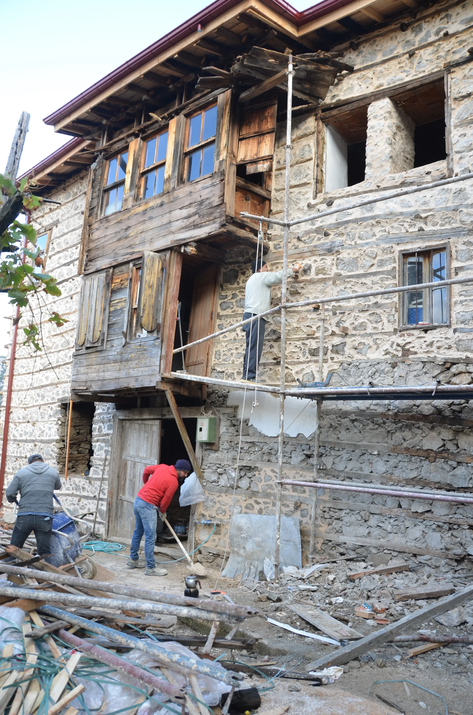 Antalya’nın 400 yıllık düğmeli evleri Bakanlığın desteği ile ayağa kaldırılıyor