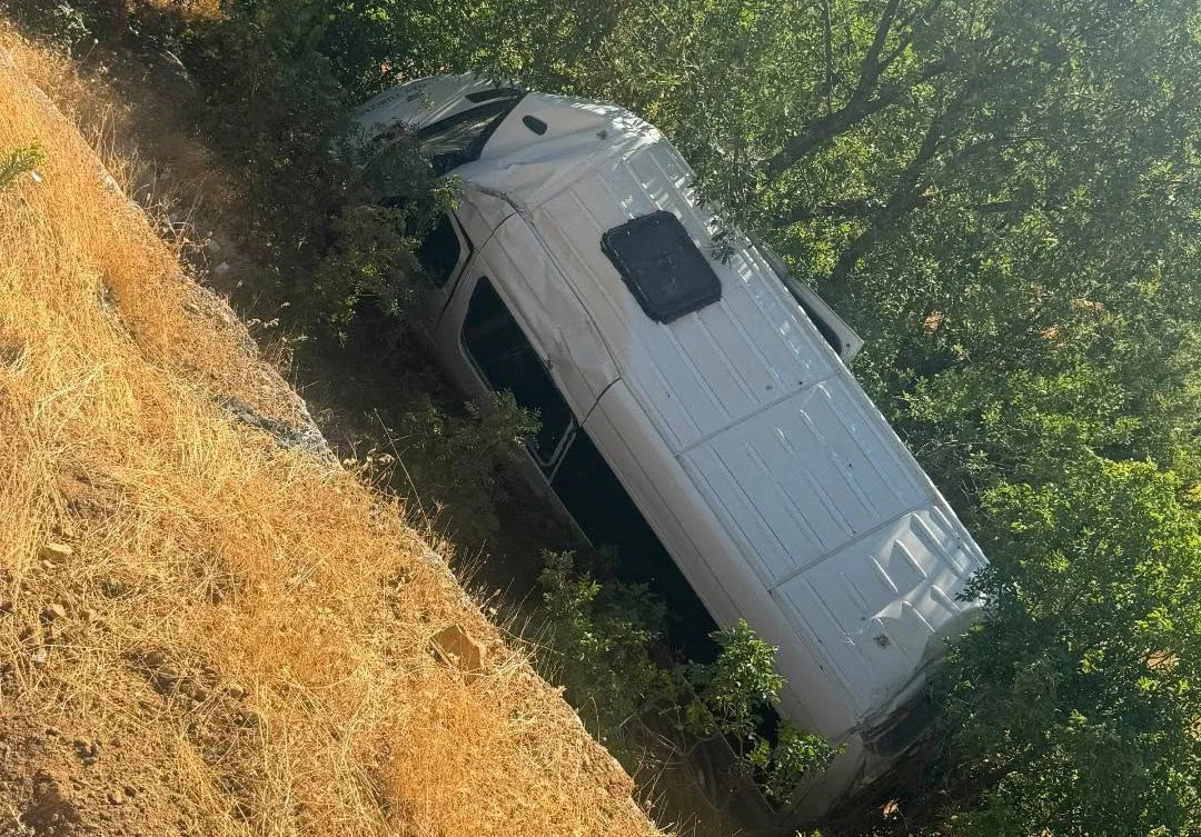Turistleri taşıyan minibüs devrildi: 13 yaralı