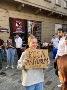 Belaruslu turist Taksim meydanında “Koca arıyorum” pankartı açtı