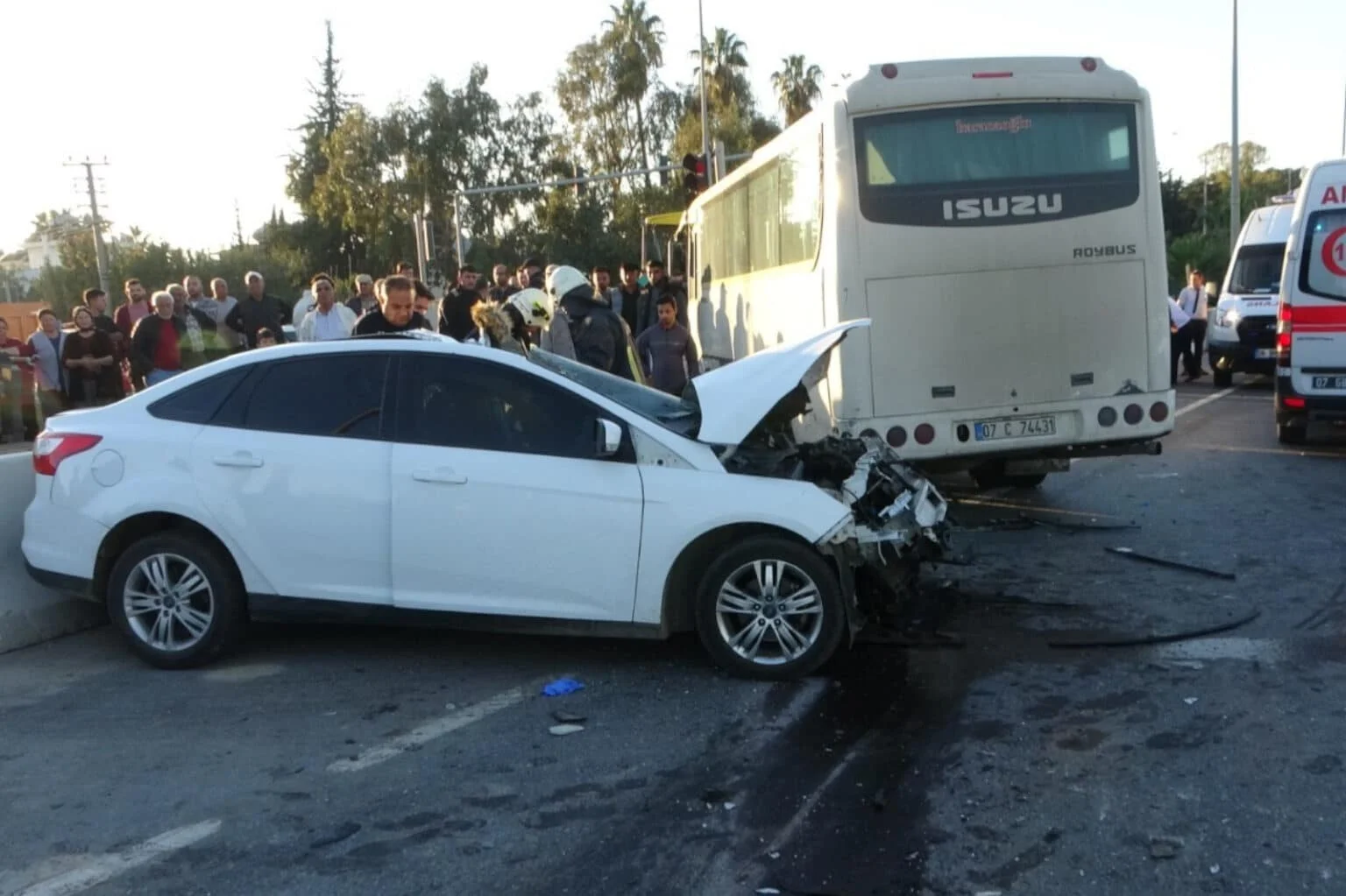 Antalya’da otel servisi ile otomobil çarpıştı: 2 ölü, 14 yaralı