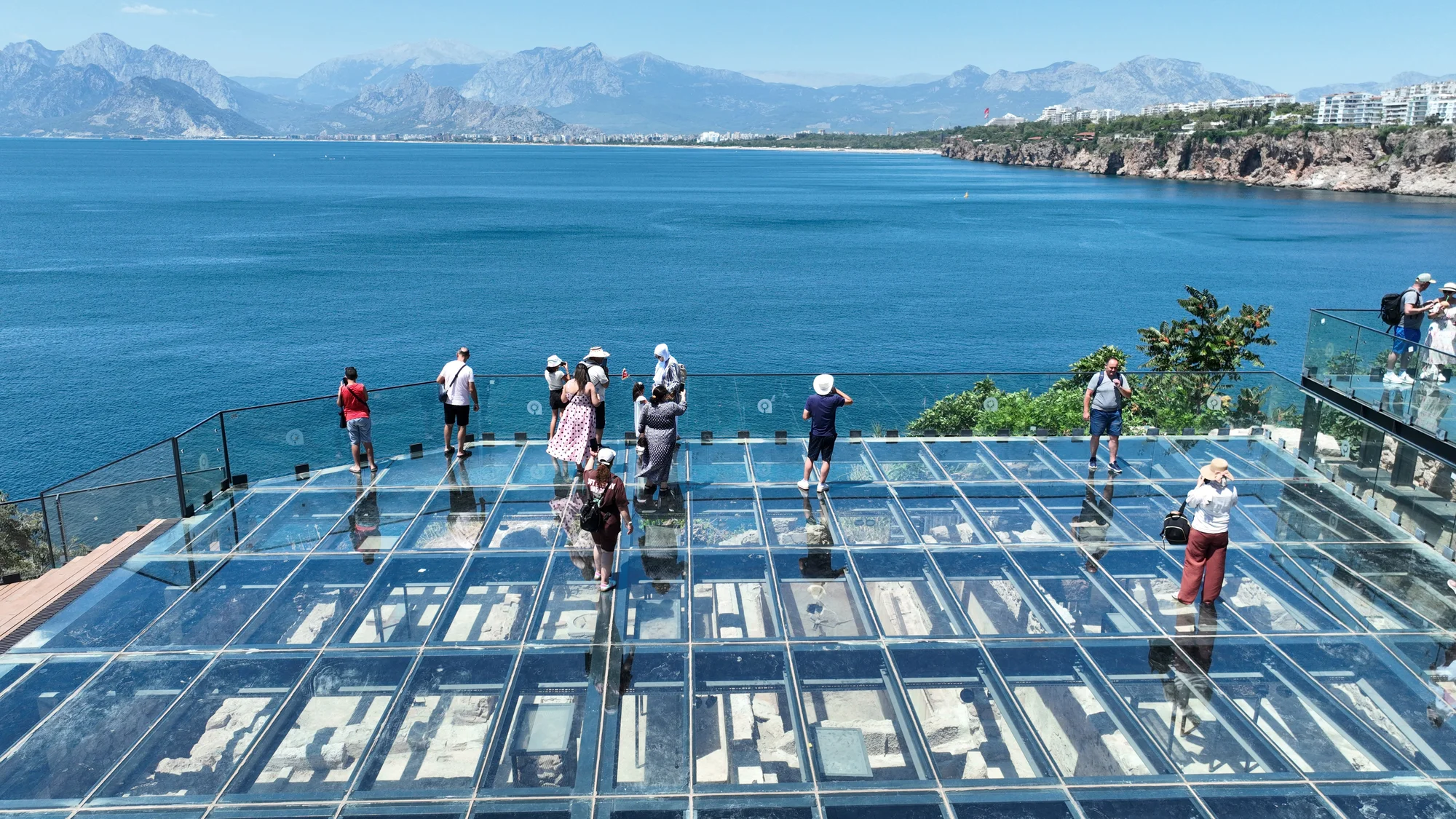 Antalya’nın simge yapılarından Hıdırlık Kulesi, seyir terası ile ziyaretçilerle buluştu
