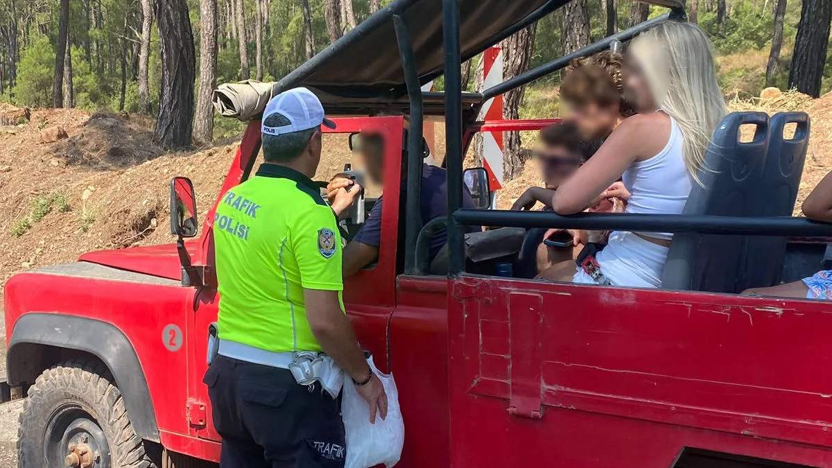 Turistleri taşıyan cip safari aracının sürücüsü alkollü çıktı