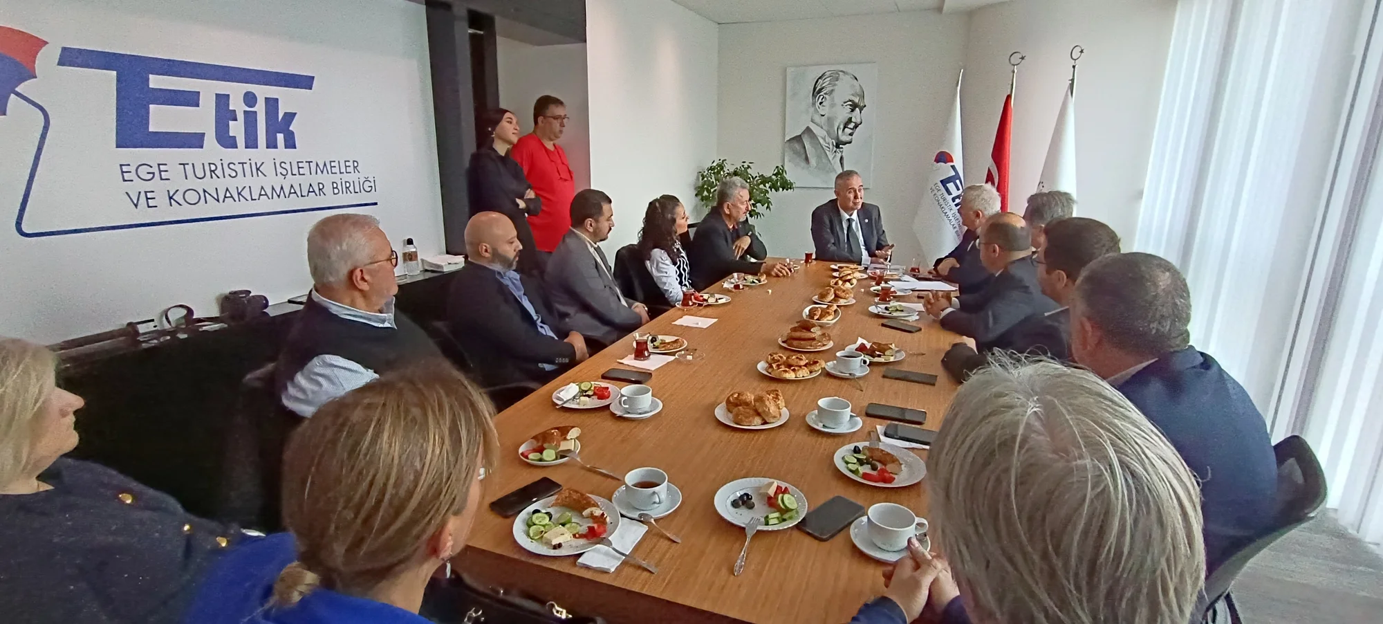 Sururi Çorabatır, bu kez milletvekili kimliğiyle Egeli turizmcileri ziyaret etti