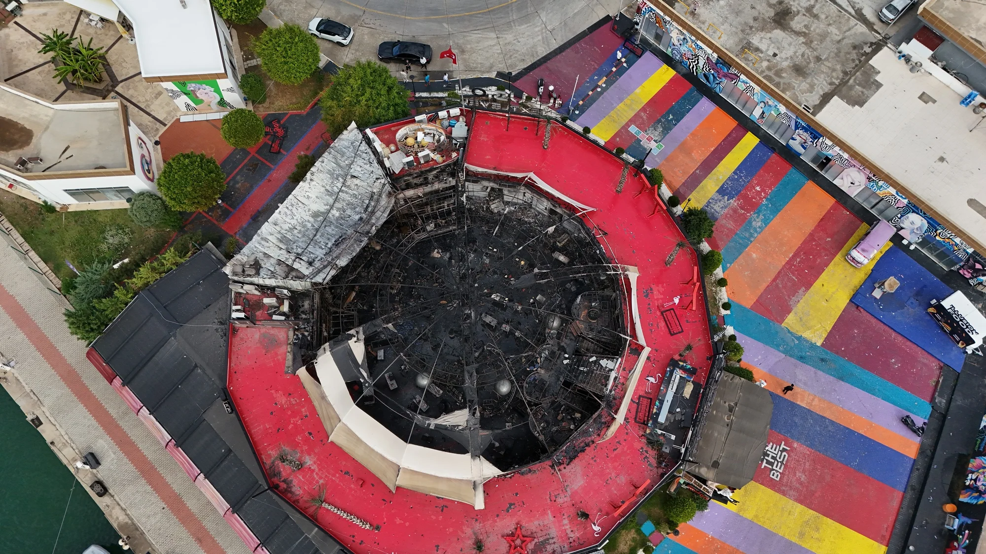 Alanya'da alev alev yanan eğlence mekanı küle döndü