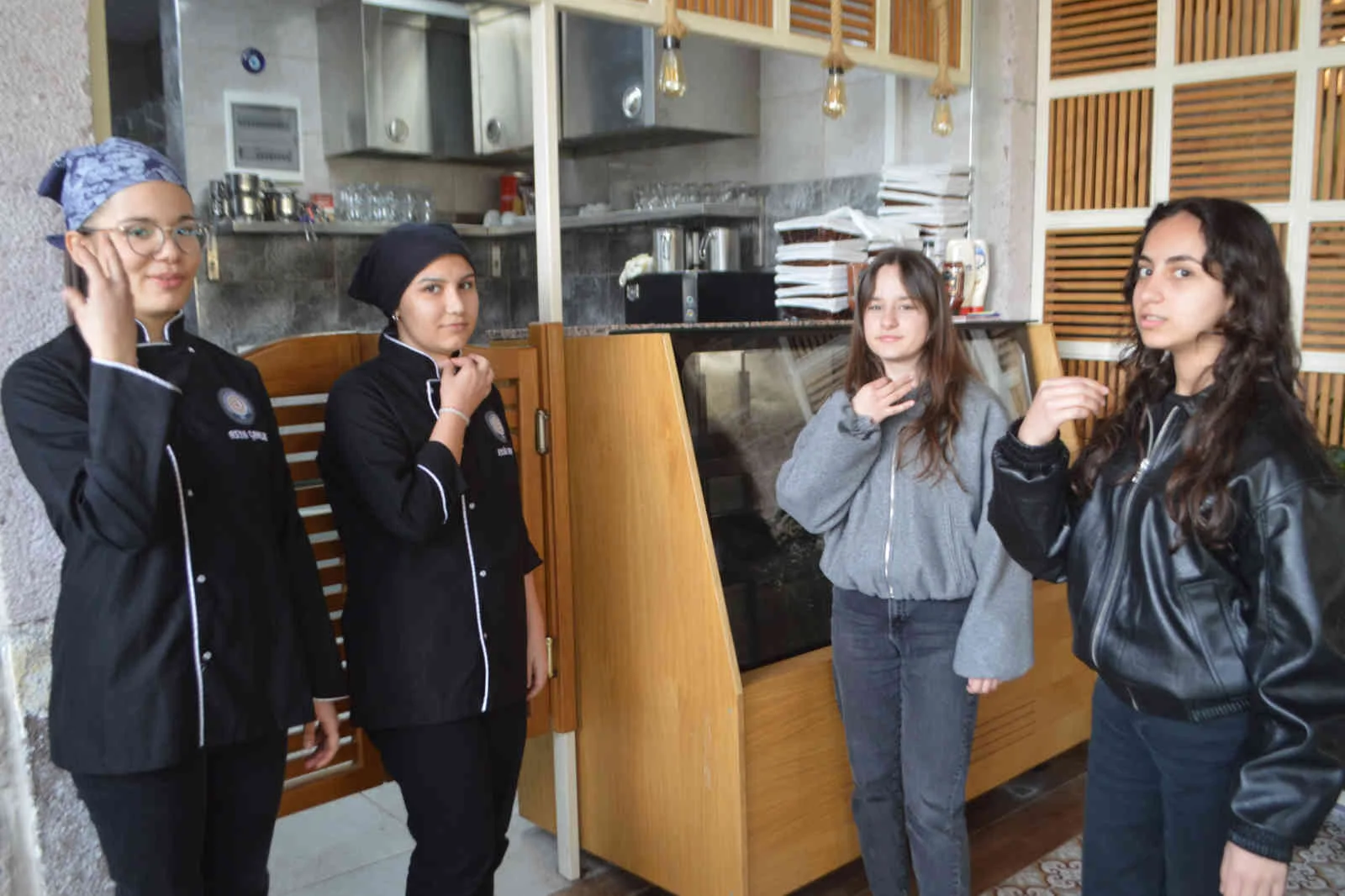 Turizm öğrencileri, işitme ve konuşma engelli turistler için işaret dili öğreniyor
