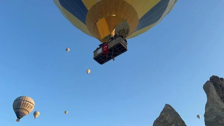 Kapadokya’da sıcak hava balonları Zafer Bayramı için uçtu