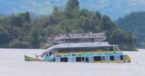 150 turisti taşıyan tekne battı