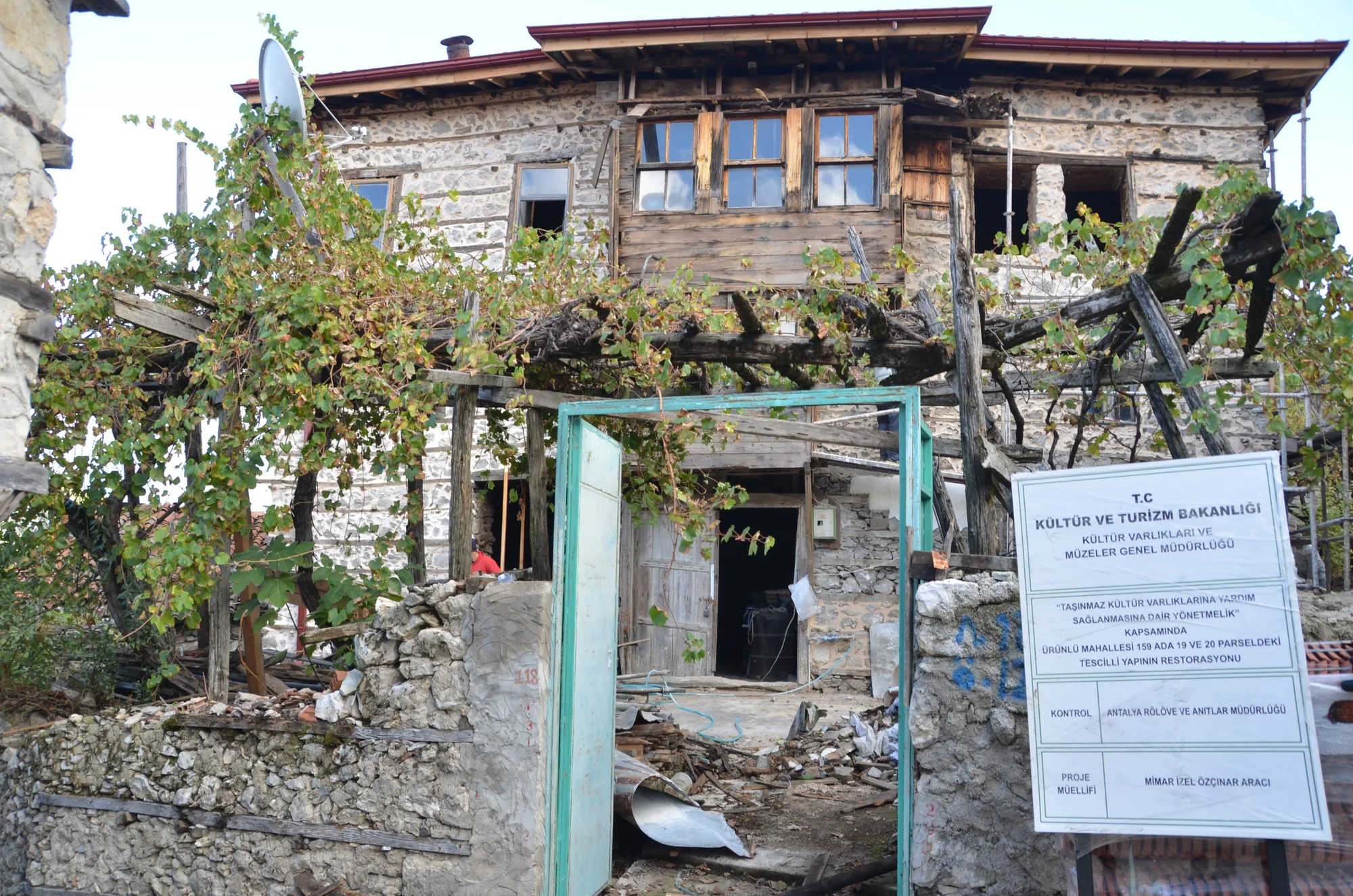 Antalya’nın 400 yıllık düğmeli evleri Bakanlığın desteği ile ayağa kaldırılıyor
