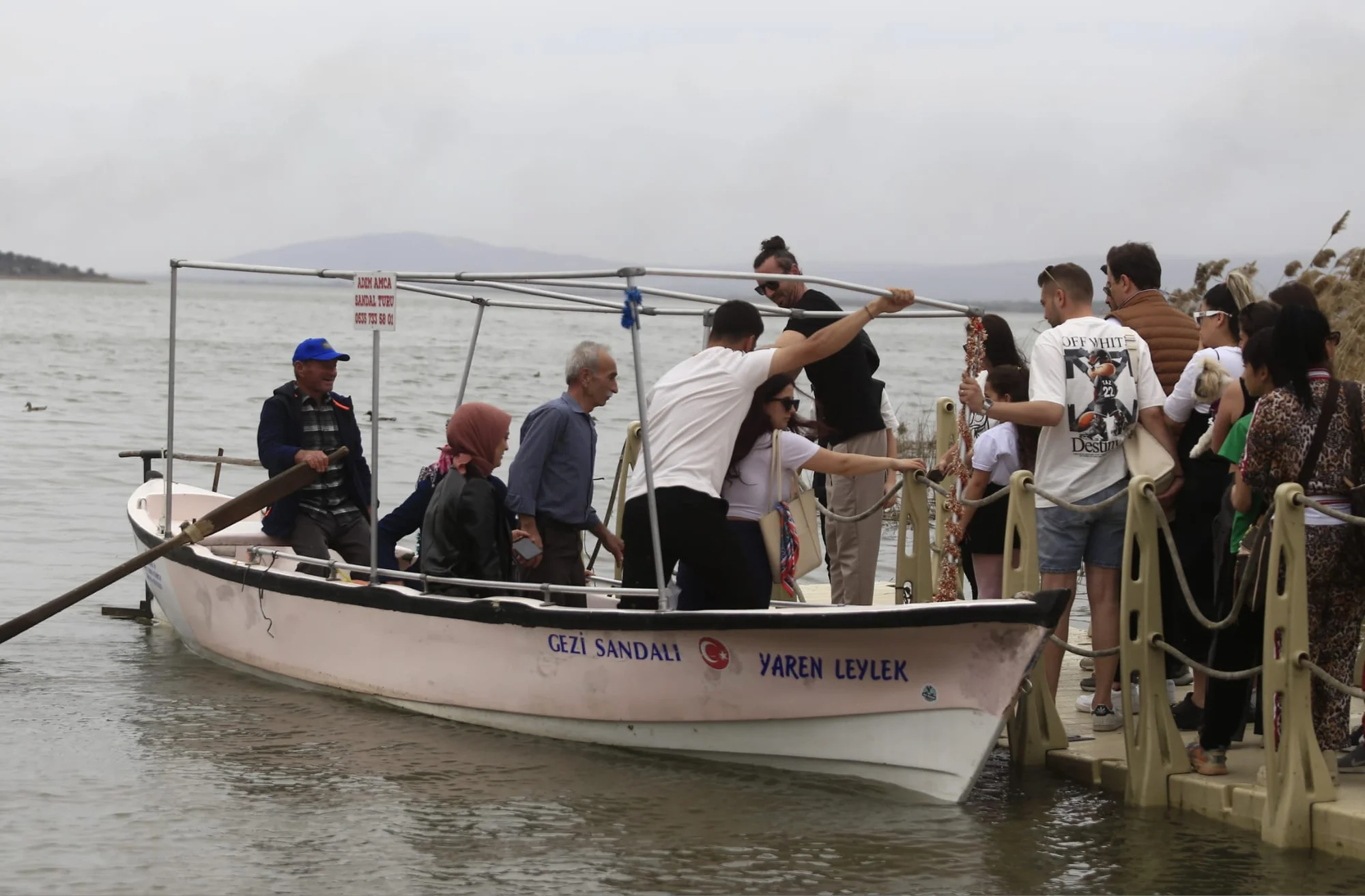 Yaren leylek geldi, köye ziyaretçi yağdı