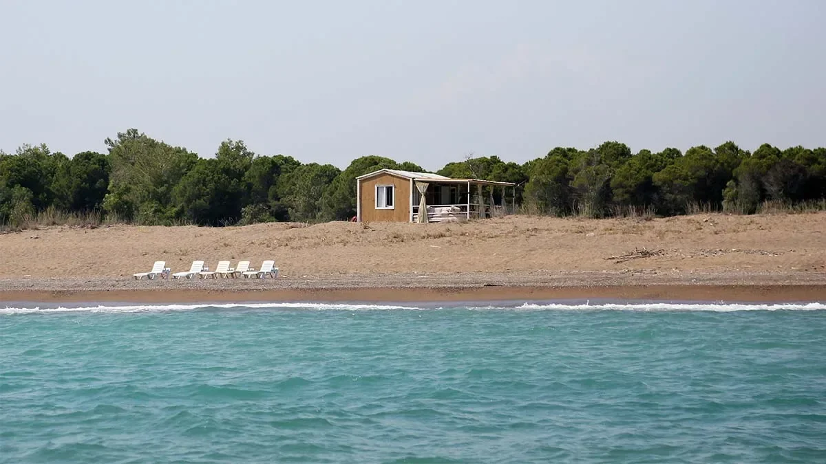 Antalya’da arkası nehir, önü deniz manzaralı sahilkondu