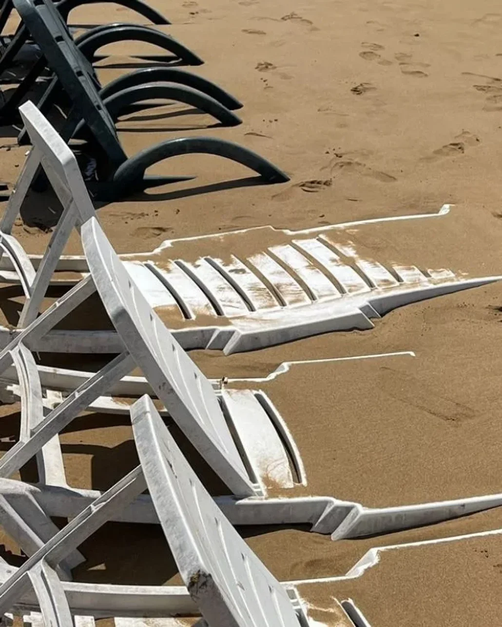 Alanya'da dev dalgalar şezlongları kuma gömdü