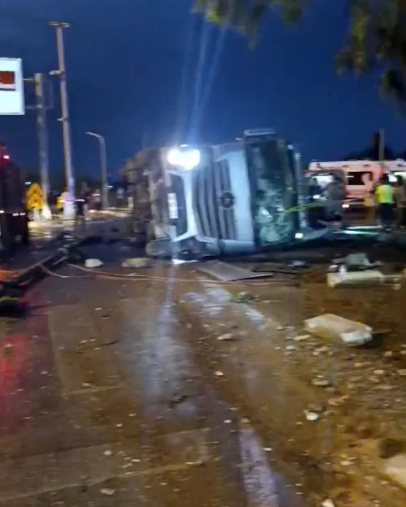 Antalya'da feci ölüm: Durakta bekleyen yabancı uyruklu iki kişini üzerine TIR devrildi
