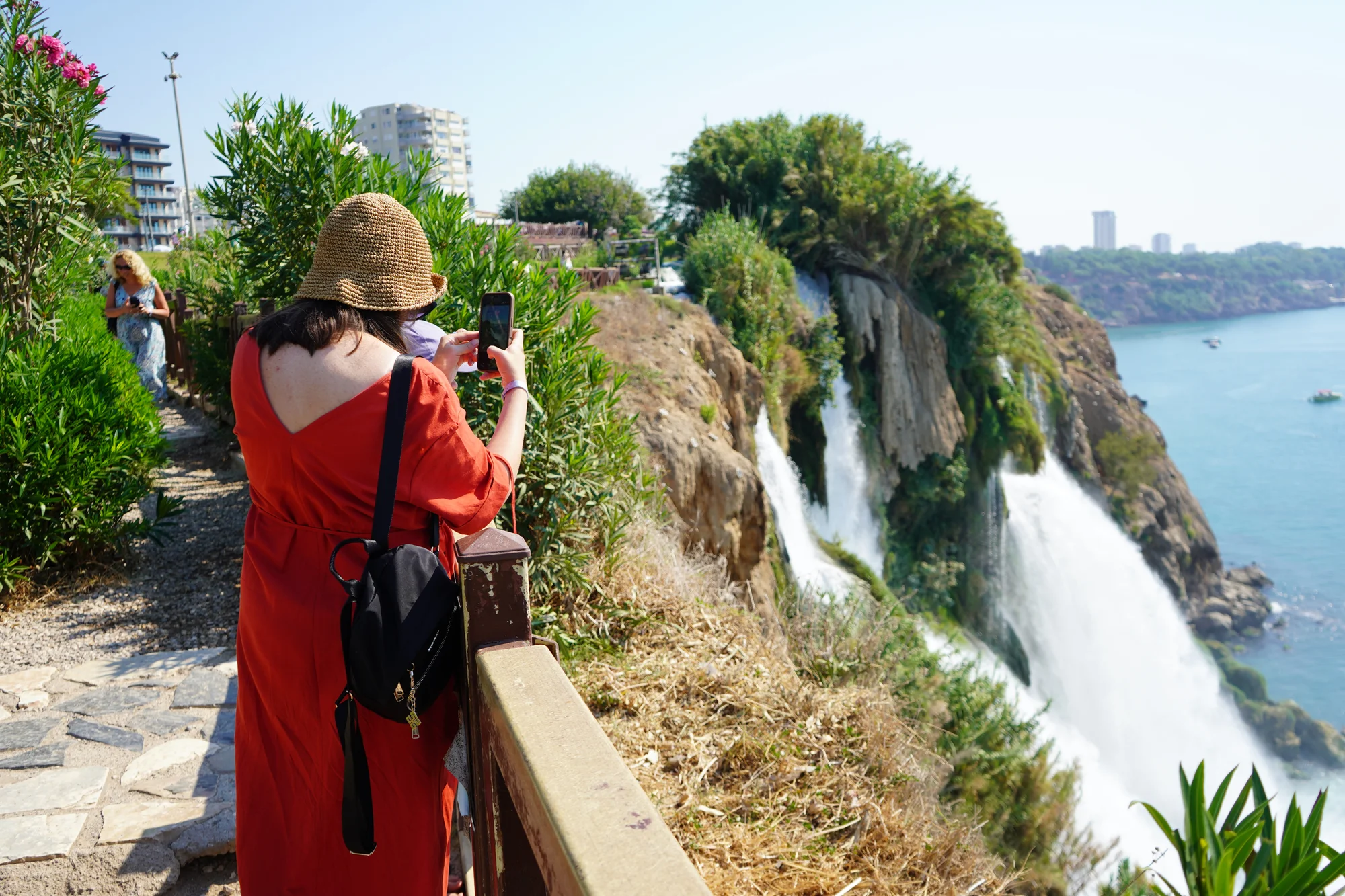 Turistler, Düden Şelalesi’nin önünde fotoğraf çekmek için birbirleriyle yarıştı