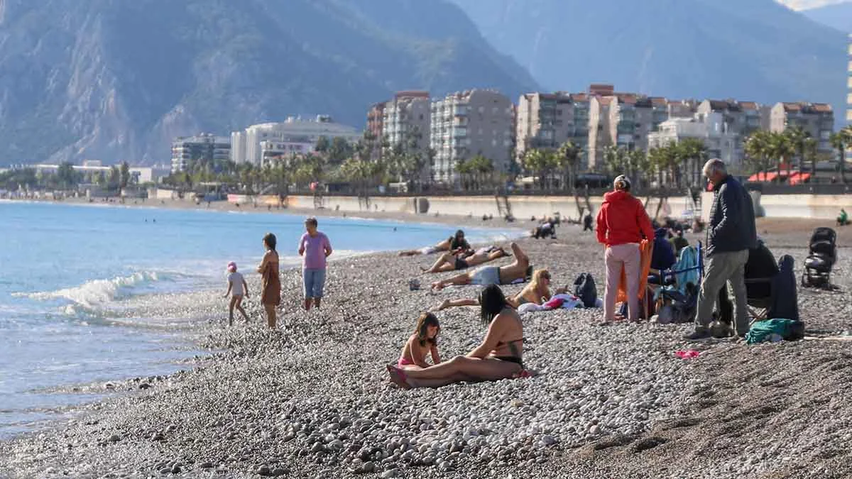 Antalya'nın gecesi kış, gündüzü yaz: "Akşam soba yaktık, gündüz güneşleniyoruz"