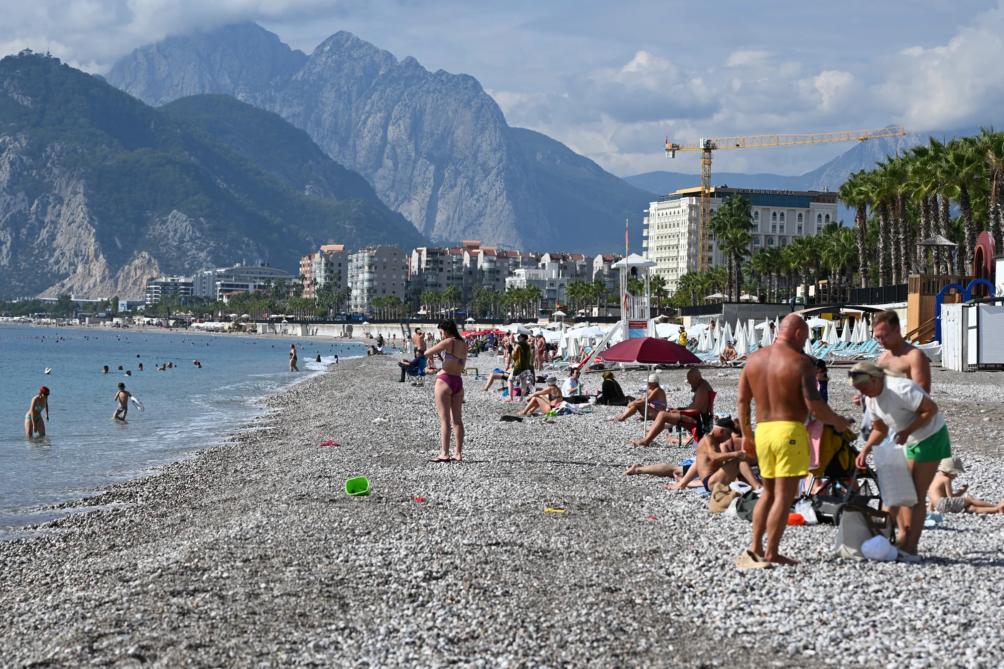 Antalya'da sağanak sonrası güneş açtı, Konyaaltı sahili hareketlendi