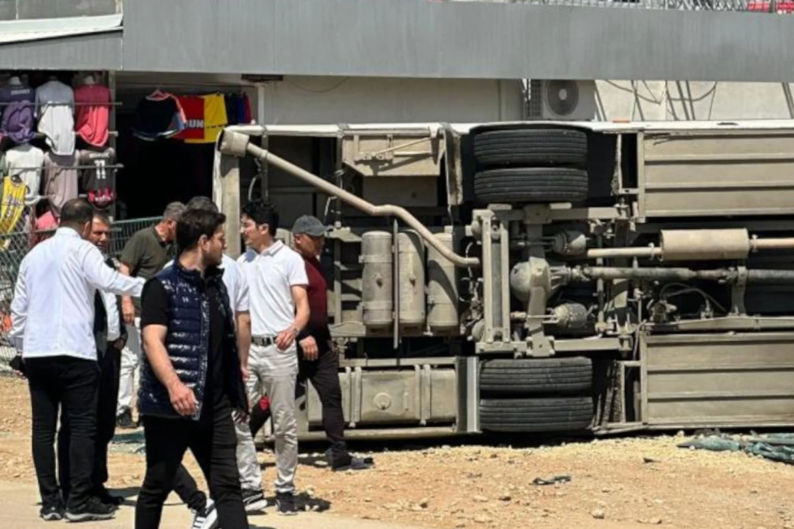 Antalya’da otel çalışanlarını taşıyan servis devrildi: 29 yaralı