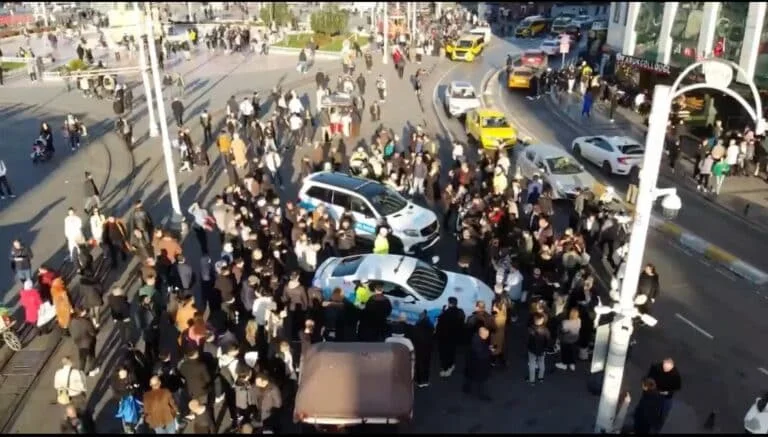 Suç örgütlerinin lüks araçları polis otosu oldu: Turistler büyük ilgi gösterdi