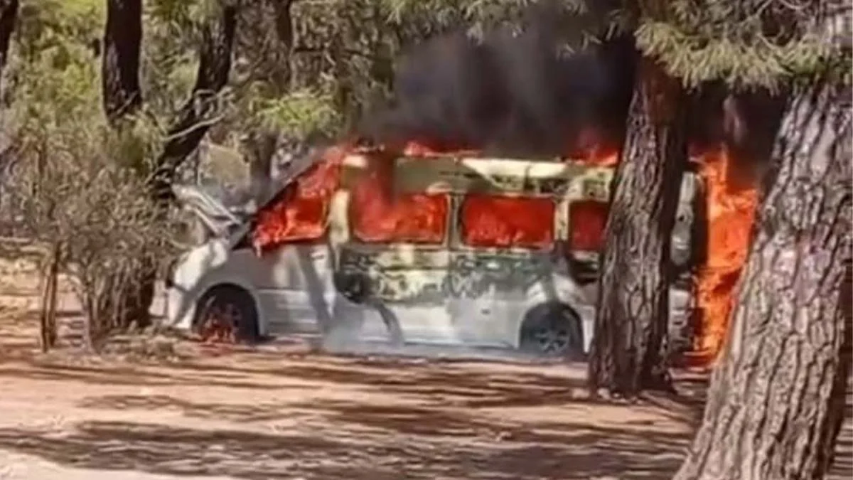 Antalya’da park halindeki tur minibüsü alev alev yandı