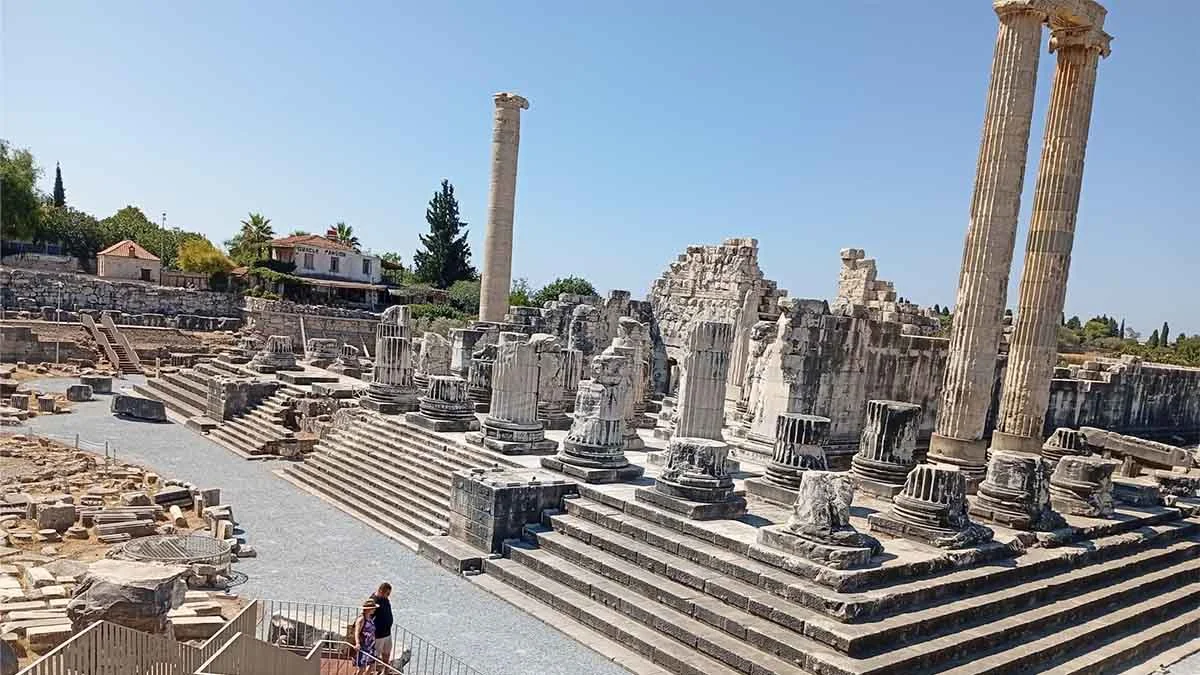 Dünyanın ilk kehanet merkezi Apollon Tapınağı, artık gece de ziyaret edilebilecek 