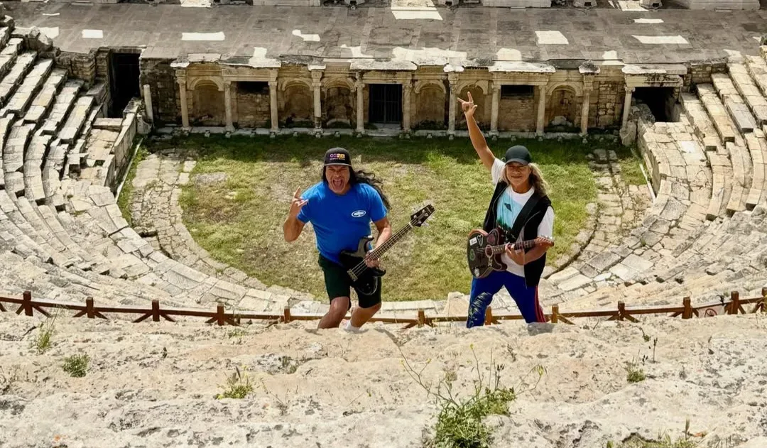 Dünyaca ünlü efsane metal müzik grubu Metallica'nın üyeleri Denizli'deki Hierapolis'i gezdi